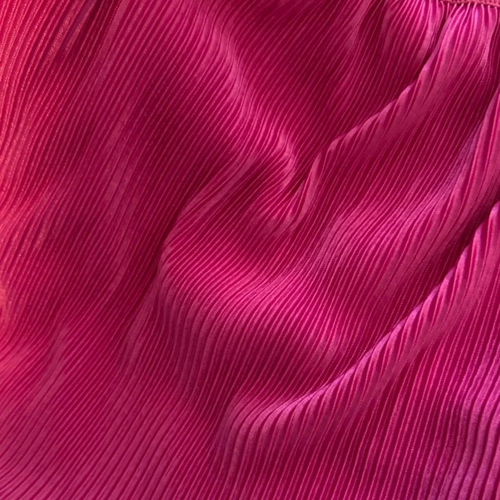 Pink Pleated Set of Crop Top and Pants - Picture 5 of 9